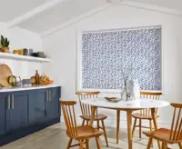 Store à bandes verticales